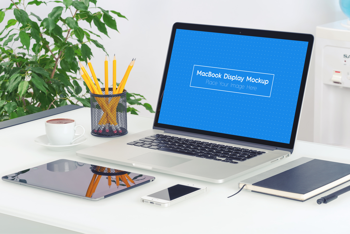 Download Мокап для продукта "5 Workplace MacBook Display product mockup" / 5 Workplace MacBook Display product mockup - Мокап для продукта на тему графика display,laptop,mac,macbook,macintosh,mockup,monitor,notebook,office,room,screen,table,work,workplace,workspace,workstation