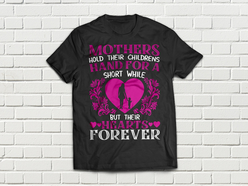 Moeder houdt hun kinderen Hand T-shirtontwerp vast - Features Image 1